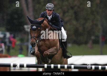 Roma, Italien. 26 Mai, 2019. Rom, Italien 26/05/2019 Piazza di Siena 87 CSIO 5* Piazza di Siena Rolex Grand Prix Roma 2019 Ben Maher (GBR) auf CONCONA Credit: Giuseppe Pino Fama/Pacific Press/Alamy leben Nachrichten Stockfoto