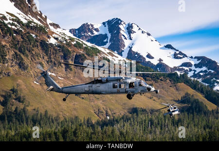 Segler aus Hubschrauber Meer Combat Squadron 8 (HSC-8), die derzeit auf dem Flugzeugträger USS Theodore Roosevelt (CVN 71), führen Sie einen Schwimmer, der Suche und Rettung (SAR) Demonstration über Eyak See in Cordova, Alaska für Mitglieder der lokalen Gemeinschaft. Die Demonstration ist Teil einer U.S. Navy Community Outreach Aufwand in Verbindung mit Übung nördlichen Rand 2019 statt. Nördlichen Rand2019 ist ein US-Indo-Befehl übung, bereitet gemeinsam Krisen im Indopazifik zu reagieren. (Foto von Senior Chief Petty Officer Brandon Raile) Stockfoto