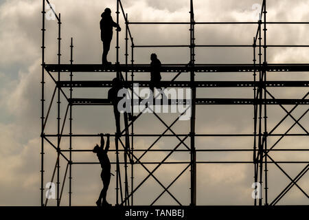 Bauarbeiter silhouette Arbeiten an Abstellfläche Himmel Hintergrund Stockfoto