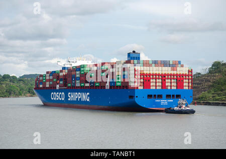 Cosco Versand Jasmin von Shanghai Jiangnan Changxing Schiffbau gebaut, im Transit durch den Panama Kanal, am Eingang des Culebra Cut Stockfoto