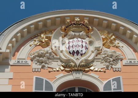 Monte Carlo, Monaco - Apr 19, 2019: Staatswappen auf der Fassade Stockfoto