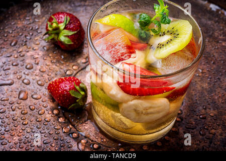 Fruchtcocktail. Gläser Obst Getränke mit Eiswürfeln Stockfoto