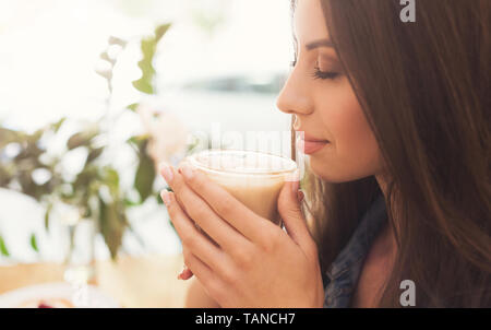 Pretty Woman riechenden aromatischen Kaffee am Morgen Stockfoto