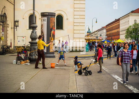 München, Deutschland - Mai 25,2019: ein Junge schaut auf eine gigantische Seifenblase vor ihm während der Münchner Streetlife Festival geworfen werden. Stockfoto