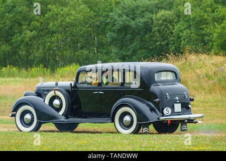 Schwarz Oldsmobile von 1934 fahren im regnerischen Wetter Stockfoto