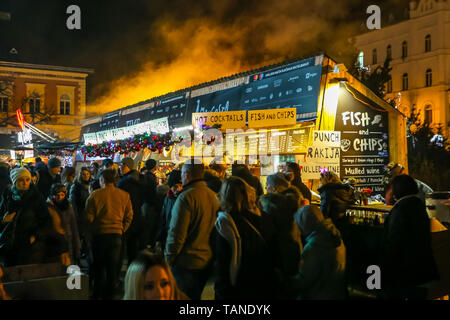 Zagreb, Kroatien - 13. Dezember 2018: Advent im Zentrum von Zagreb, Kroatien. Große Gruppe von Menschen auf den verzierten Essen und Trinken steht auf dem Stockfoto