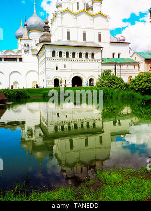 Reflexion der Kirche im Teich im Rostower Kreml, Jaroslawl, Russland Stockfoto