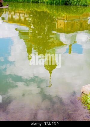 Reflexion der Kirche im Teich im Rostower Kreml, Jaroslawl, Russland Stockfoto