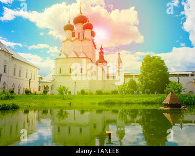 Reflexion der Kirche im Teich im Rostower Kreml, Jaroslawl, Russland Stockfoto