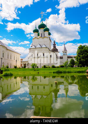 Reflexion der Kirche im Teich im Rostower Kreml, Jaroslawl, Russland Stockfoto