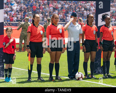 Harrison, der Vereinigten Staaten von Amerika. 26 Mai, 2019. US Air Force captain Ariel Saltin besucht vor dem Freundschaftsspiel zwischen den USA und Mexiko über die Red Bull Arena USA gewann 3 - 0 Credit: Lev Radin/Pacific Press/Alamy leben Nachrichten Stockfoto