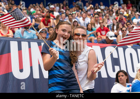 Harrison, der Vereinigten Staaten von Amerika. 26 Mai, 2019. Fans der USA Welle ihre Unterstützung während Freundschaftsspiel gegen Mexiko als Vorbereitung auf die Frauen-WM auf Red Bull Arena USA gewann 3 - 0 Credit: Lev Radin/Pacific Press/Alamy leben Nachrichten Stockfoto