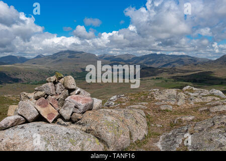 Cairn auf rauen Felsen über Devoke Wasser Cumbria Stockfoto