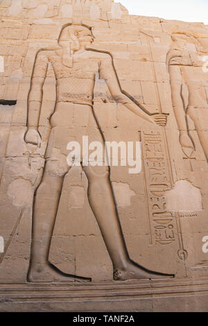 Bas Relief im Tempel von Kom Ombo, die den Pharao Stockfoto