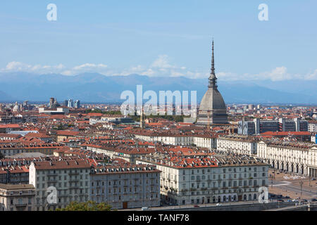 Turin Dächer, Mole Antonelliana Turm und die Berge an einem sonnigen Sommertag in Italien Stockfoto