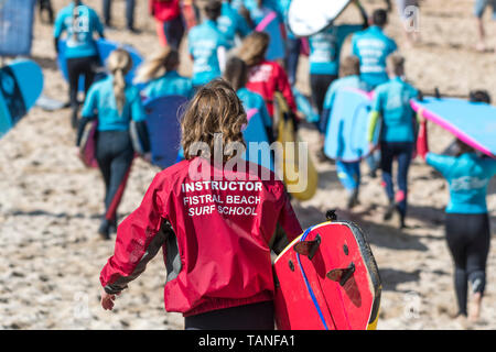 Eine Surf Instructor mit den Fistral Beach Surf Schule eine Surfstunde in Newquay in Cornwall zu laufen. Stockfoto
