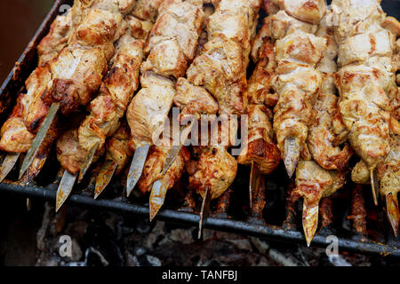 Gegrillte Fleischspieße, Shish Kebab am Grill heißen Kohlen mit Rauch Stockfoto