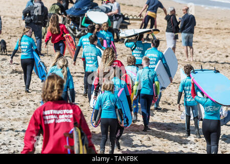 Surfen Ausbilder und surfen Anfänger mit den Fistral Beach Surf Schule für eine Surfstunde in Newquay in Cornwall. Stockfoto