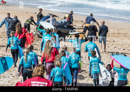 Surfen Ausbilder und surfen Anfänger mit den Fistral Beach Surf Schule für eine Surfstunde in Newquay in Cornwall. Stockfoto