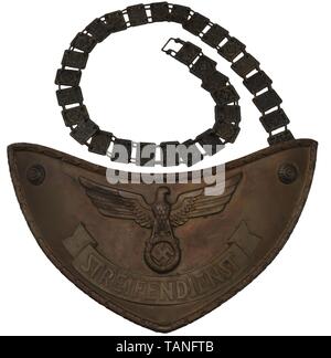 Ein GORGET M 39 für die NSDAP Streifendienst Nierenförmigen vergoldeten Aluminium Schild mit oakleaf Grenze. Angewandte Metall Adler und der treifendienst' Band. Abgestempelte "rzm M 1/128' für Teekocher Eugen Schmidhäussler, Pforzheim. Runder rosette Schaltfläche in jeder oberen Ecke montiert. Vergoldete Hals Kette mit wechselnden links der Adler und Kränze. Abgestempelte "rzm M 1/128". Grüne Gewebeunterlage mit mothing, abgenutzt. Extrem selten. USA - Los, Seite 4 Siehe. historischen, historische, 20. Jahrhundert, 1930er Jahre, Organisation, Organisation, Unternehmen, Organisationen, Organisation, Organisation, Partei, nebenkläger, Editorial-Use - Nur Stockfoto