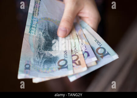 Eine Hand, die chinesischen Geld (Yuan RMB) in bar Stockfoto