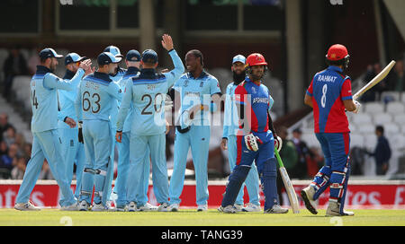 England's Jofra Archer (4. rechts) feiert nach der Einnahme der Wicket des Afghanischen Rahmat Shah (rechts) während der ICC Cricket World Cup Warm up am Oval, London. Stockfoto