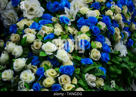 In der Nähe von künstlichen Blumen Stockfoto