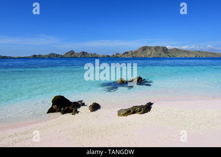 Einem wunderschönen weißen Sandstrand im Komodo Nationalpark in Indonesien. Stockfoto