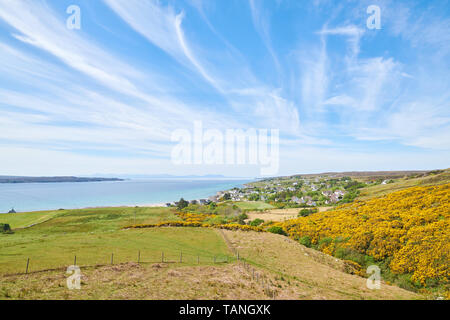 Felder und Häuser im Dorf Gairloch am Ufer des Loch Gairloch, Wester Ross, Highlands von Schottland, an einem sonnigen Tag. Stockfoto