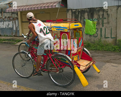 Filipino mit traditionellen Dreirad, gemeinsame öffentliche Verkehrsmittel, Moalboal, Cebu, Central Visayas, Philippinen Stockfoto