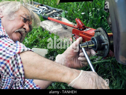 Mechaniker Anzugsdrehmoment Nabenmutter am Anhänger Rad Stockfoto