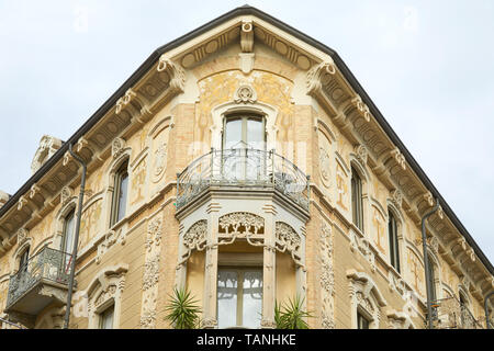 TURIN, Italien, 10. SEPTEMBER 2017: Art Nouveau Gebäude Architektur Ecke mit Blumenschmuck in Turin, Italien Stockfoto