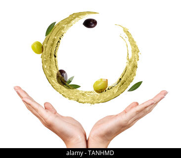 Zirkulieren Spritzer Olivenöl mit Oliven in weibliche Hände. Stockfoto