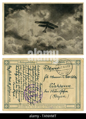 Deutsche Historische Postkarte: "Höhenflug" Silhouette einer Biplanaren vor dem Hintergrund der Wolken. Rückseite, Flak Poststempel, Wwi Stockfoto