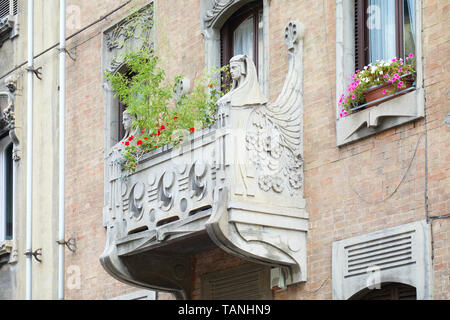 TURIN, Italien, 10. SEPTEMBER 2017: Art Nouveau Gebäude Architektur mit Balkon und Blumenschmuck in Turin, Italien Stockfoto