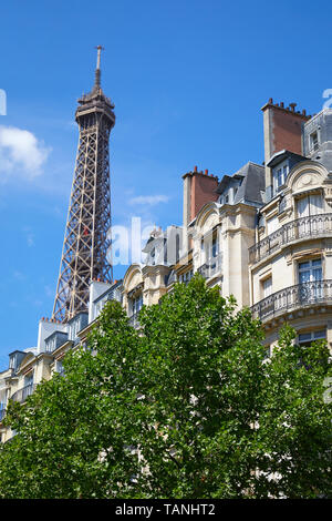 PARIS, Frankreich, 21. JULI 2017: Eiffelturm in Paris an einem sonnigen Sommertag, Clear blue sky Stockfoto