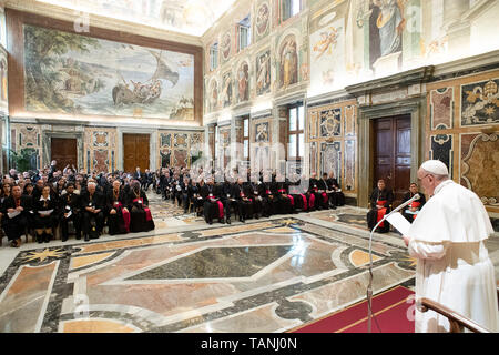 Papst Franziskus spricht während einer Audienz für die Teilnehmer am Internationalen Kongress der Katholischen Bibelföderation (KBF) in der Sala Clementina des Vatikanischen Apostolischen Palast gefördert. Redaktionelle Verwendung. Nicht FÜR DEN VERKAUF FÜR MARKETING ODER WERBEKAMPAGNEN. Mit: Papst Franziskus Wo: Rom, Italien Wann: 26. Apr 2019 Credit: IPA/WENN.com ** Nur für die Veröffentlichung in Großbritannien, den USA, Deutschland, Österreich, Schweiz ** verfügbar Stockfoto