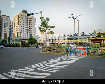 Kolkata, West Bengal/Indien - 29. März 2019: Blick auf eine der großen Busbahnhof in der neuen Stadt, Kolkata, West Bengal an einem geschäftigen Tag. Stockfoto