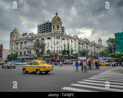 Kolkata, West Bengal/Indien - April 7, 2019: Stadtbild, Verkehr von einer bemerkenswerten City Road in der Nähe der Esplanade mit einem gelben Taxi Chowringhee area, Kolkata Stockfoto