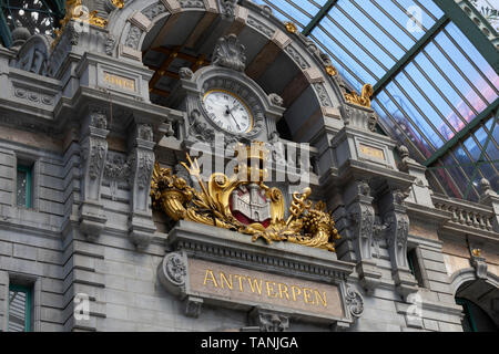 Antwerpen, Belgien - 14 Juli, 2018 Große eine große Uhr in der Aula der Hauptbahnhof in Antwerpen mit dem Namen in Gold Buchstaben der Stadt Stockfoto