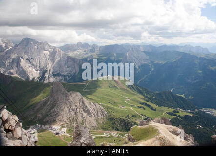 Blick vom Gipfel des SAS de Pordoi oberhalb des Pordoi-Passes auf die Sella Gruppe in der Nähe der Grödner Dolomiten Südtirol Italien Stockfoto