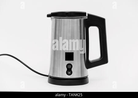 Der Milchschaum ist Automatisch. Der milchschäumer ist aus rostfreiem Stahl mit schwarzem Kunststoff hergestellt, Griff, Tasten und Netzkabel. Stockfoto