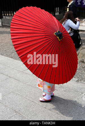 Kind im Kimono unter sehr großer Regenschirm Tokyo Japan Stockfoto