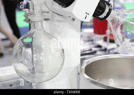 Rotationsverdampfer im chemischen Labor: für die Entfernung von Lösungsmitteln aus Proben Stockfoto
