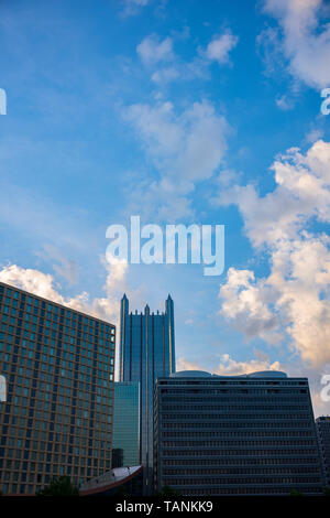 Ein PPG, Hauptsitz von PPG Industries und Co - Hauptsitz der Kraft Heinz, Pittsburgh, Pennsylvania bei Sonnenaufgang aus gesehen Stockfoto