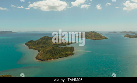 Antenne drone kleine Insel Gruppe in der Provinz Palawan. Busuanga, Philippinen. Marine, Inseln bedeckt mit Wald, Meer mit blauem Wasser. tropische Landschaft, Reise Konzept Stockfoto