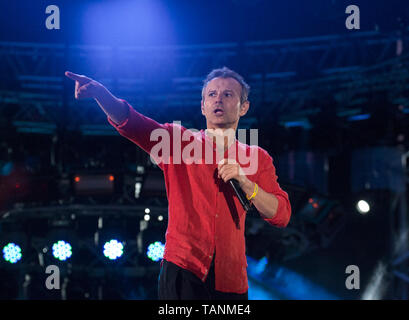 Die ukrainischen Musiker und Leiter des berühmten Ukrainischen rock-band "Okean Elzy" svyatoslav Vakarchuk gesehen bei seinem Konzert in Kiew. Stockfoto