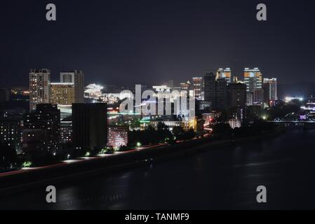 Der nächtliche Blick von der Yanggakdo International Hotel in Pjöngjang Stockfoto