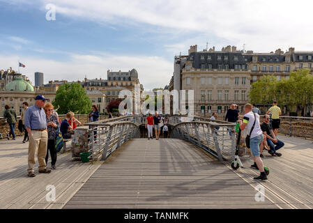Menschen zu Fuß auf die Passerelle Léopold-Sédar-Senghor in Paris, Frankreich, an einem sonnigen Tag Stockfoto