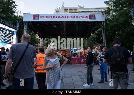 Die Anhänger des griechischen politischen Partei YRIZA' gesehen, die Exit Polls des Europäischen Parlaments wahl Wahlen Syrizas Kiosk in Athen. Die Wahlen zum Europäischen Parlament fand zwischen 23. und 26. Mai 2019 mit der Teilnahme aller Länder Mitglieder der Europäischen Union und die Neunte parlamentarische Wahlen seit 1979. Stockfoto